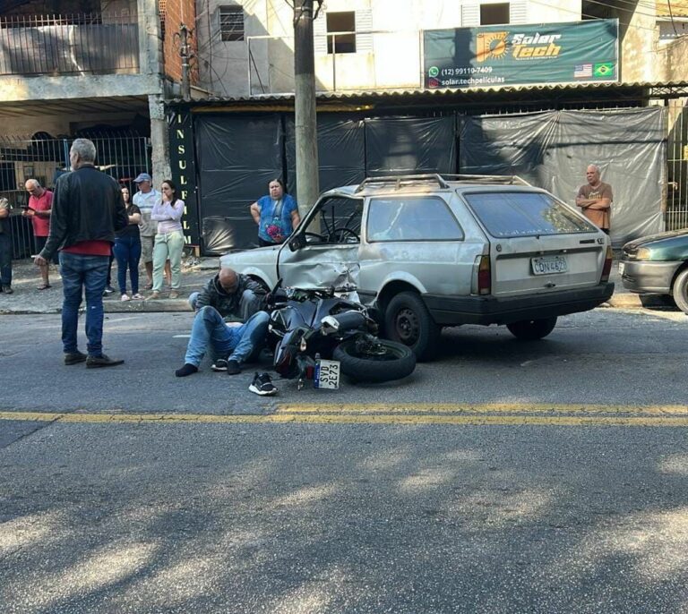 Acidente entre carro e moto deixa dois feridos em São José dos Campos