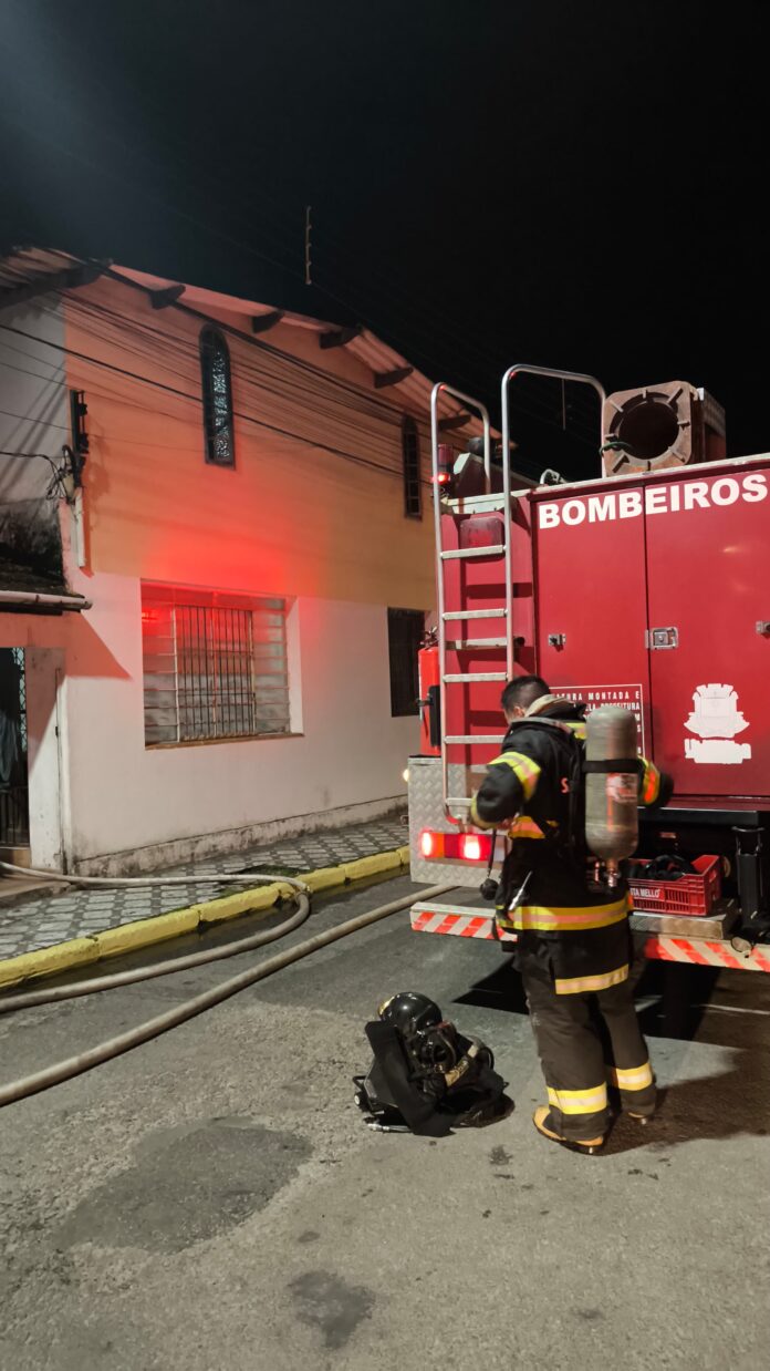 VÍDEO: Atêlie pega fogo e mobiliza bombeiros em Ubatuba