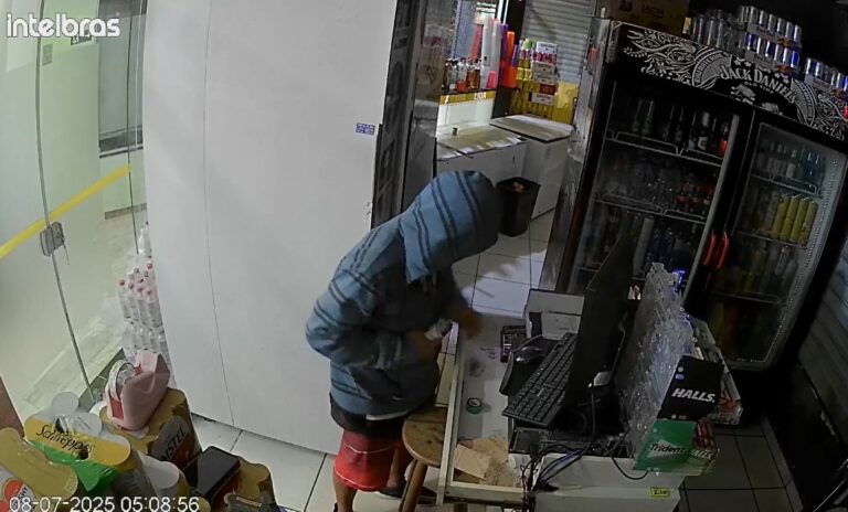 VÍDEO flagra momento em que homem invade adega e furta cerca de R$ 2 mil em maços de cigarro, em Ubatuba