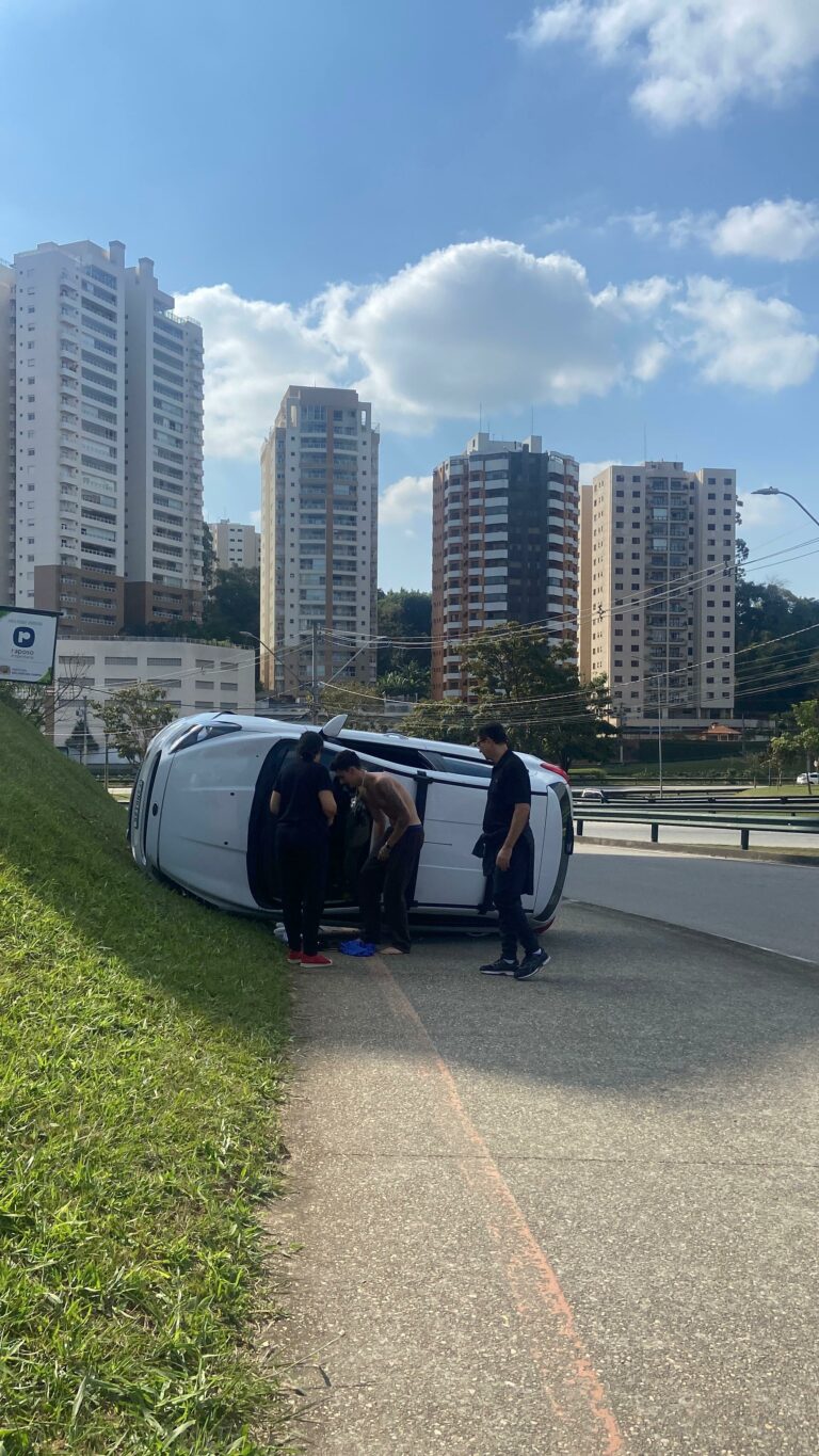 Carro capota no Anel Viário de São José