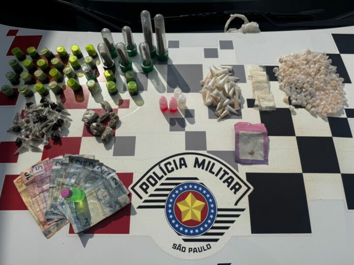 Homem é preso por tráfico com mais de 300 porções de drogas em Guaratinguetá