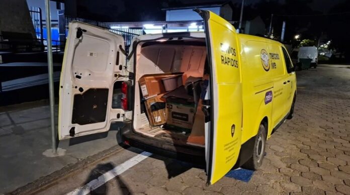 Suspeito de envolvimento em dois roubos a veículos de entrega é preso em Caraguatatuba Suspeito de envolvimento em dois roubos a veículos de entrega é preso em Caraguatatuba