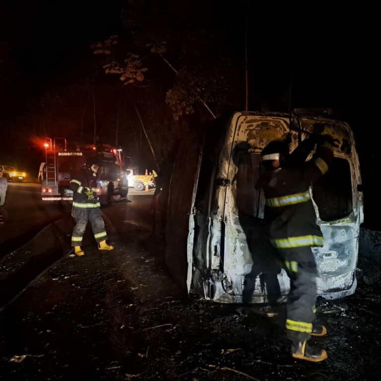 Ambulância da Prefeitura de Ubatuba pega fogo após pane elétrica na Oswaldo Cruz