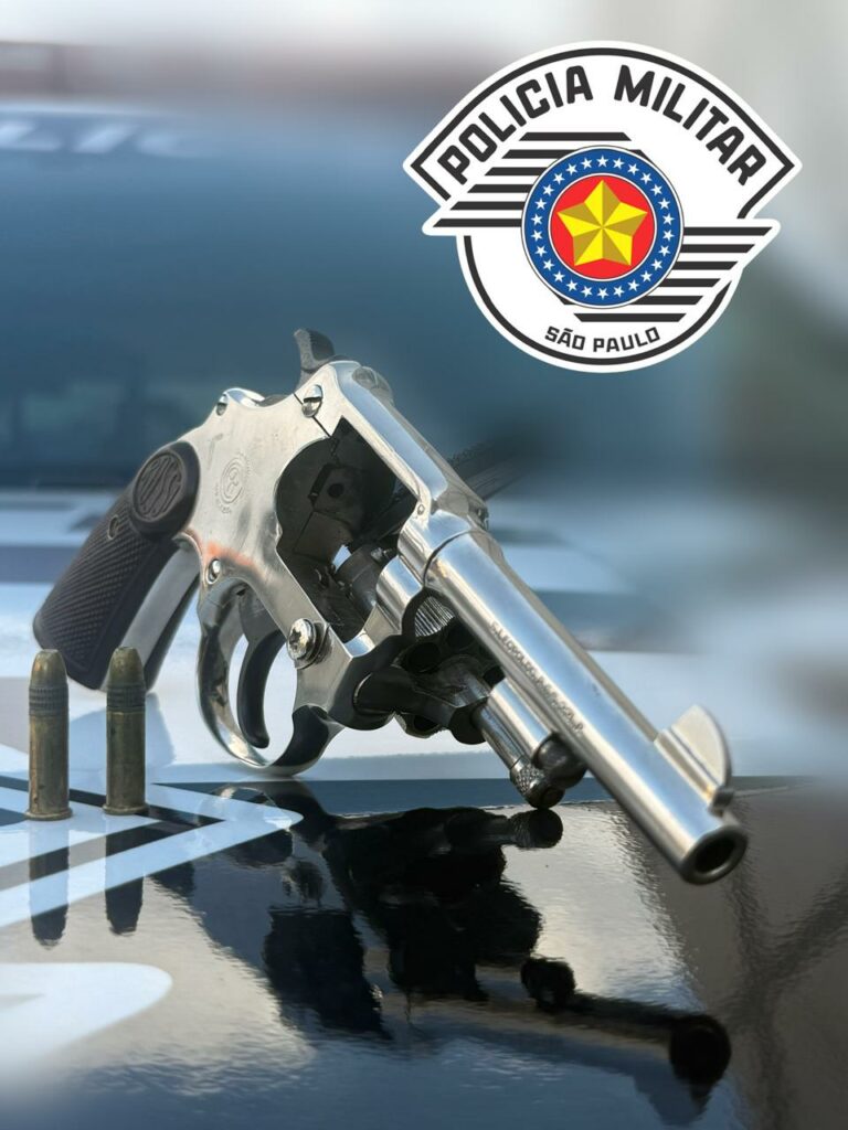 Homem é preso ao tentar vender revólver em estacionamento de supermercado em São José