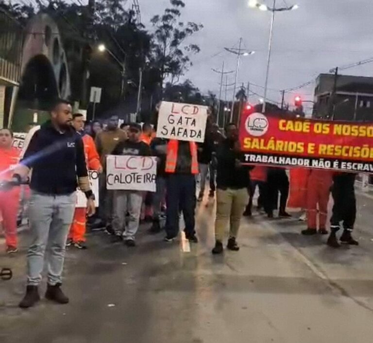 Funcionários de terceirizada da Petrobrás fazem manifestação em Cubatão reivindicando direitos; VÍDEO