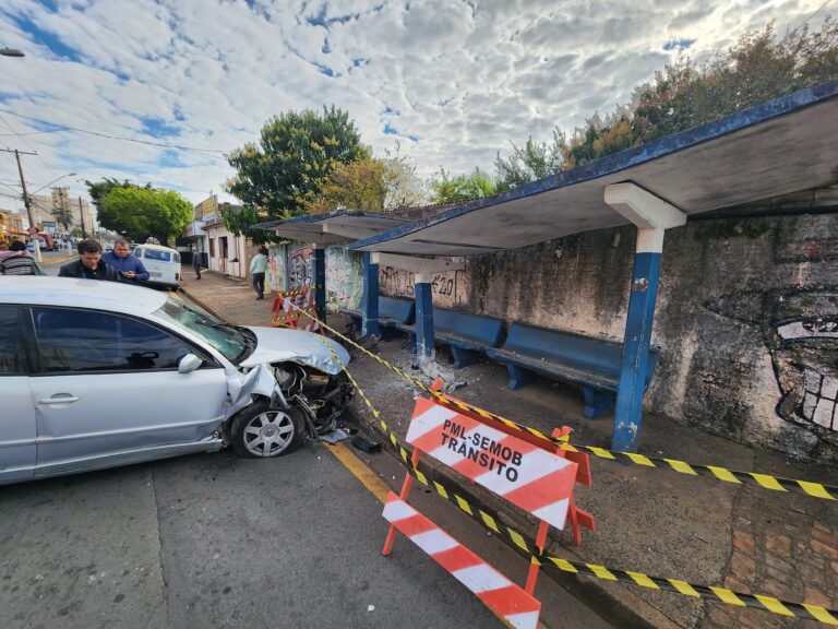 Motorista perde o controle e colide com ponto de ônibus em Limeira