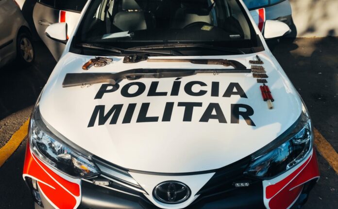 PM apreende armas e munições após denúncia na zona sul de São José PM apreende armas e munições após denúncia na zona sul de São José