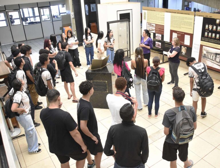 “Câmara na Escola” encerra primeiro semestre de 2025 com mais de 1.6 mil estudantes atendidos