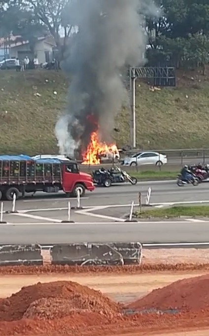 Fumaça e incêndio em veículo causam transtornos na Via Dutra em São José