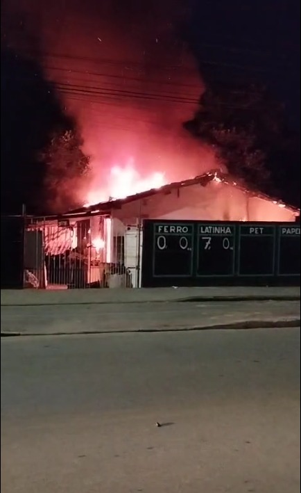VÍDEO: Incêndio atinge depósito de reciclagem em Taubaté e área construída é interditada