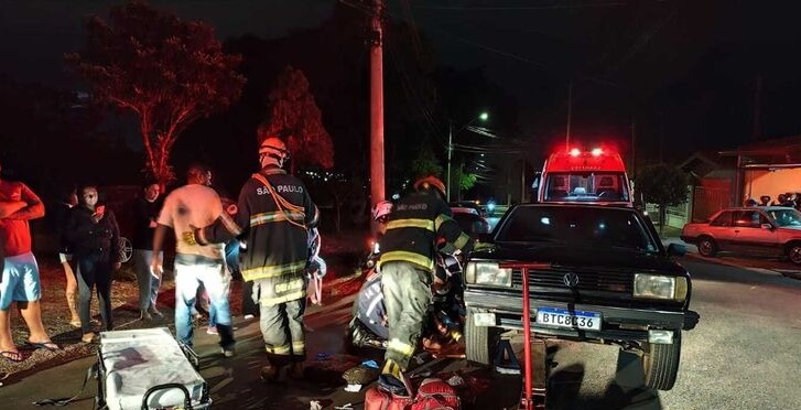 Criança fica presa embaixo de carro após atropelamento na região; Vítima tentava buscar um celular