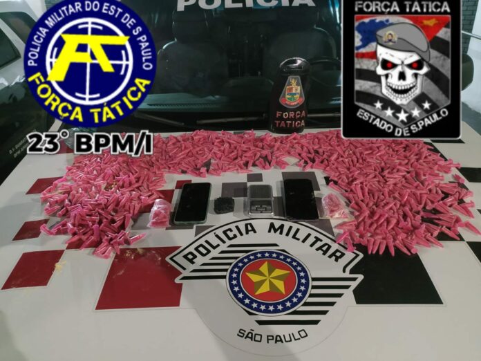 PM apreende mais de 900 pinos de cocaína e prende dois por tráfico em Cachoeira Paulista