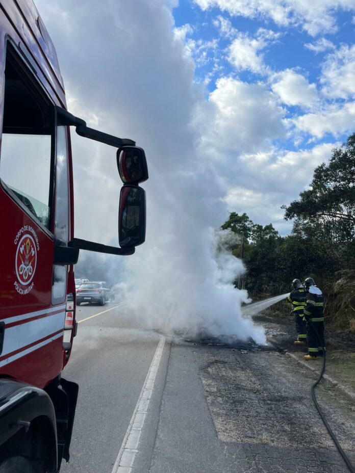 Carro importado pega fogo na rodovia Oswaldo Cruz em Ubatuba