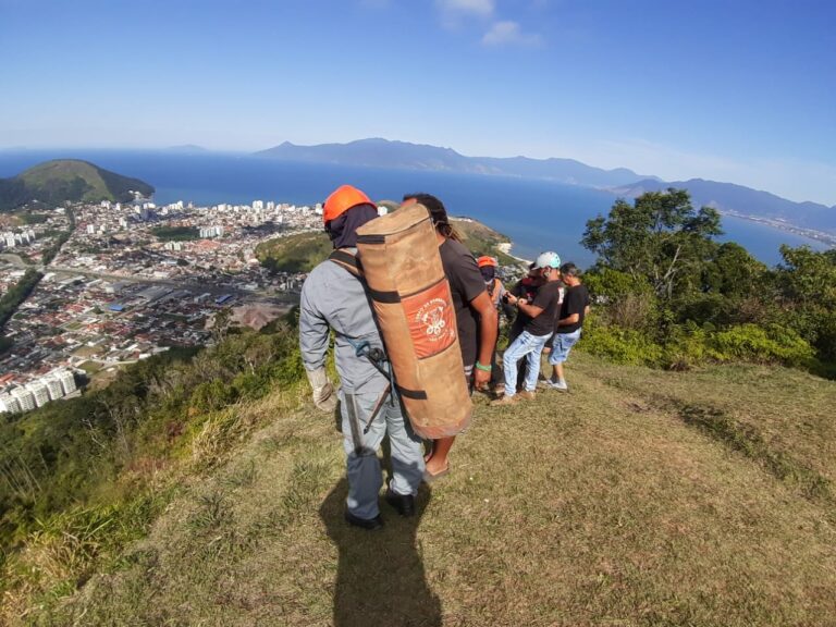 Piloto morre após cair de asa-delta no Morro Santo Antônio, em Caraguatatuba
