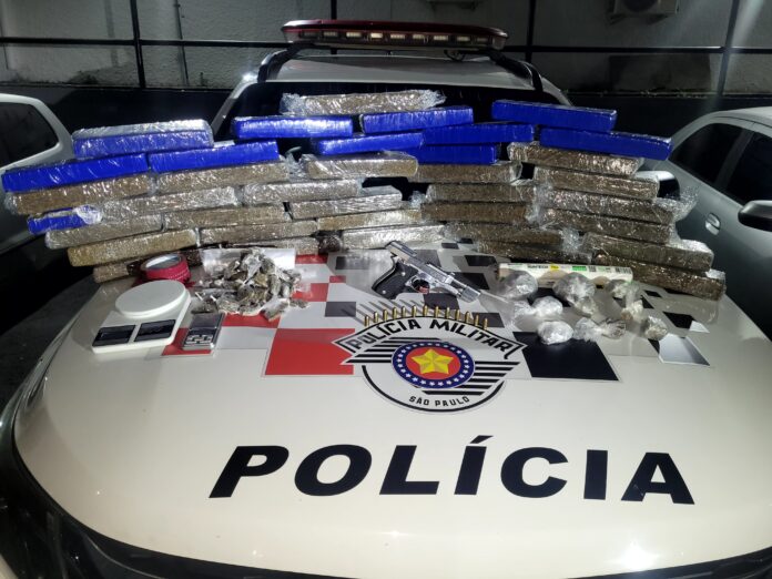Polícia prende dupla e apreende adolescente com mais de 35 kg de drogas em São José Polícia prende dupla e apreende adolescente com mais de 35 kg de drogas em São José