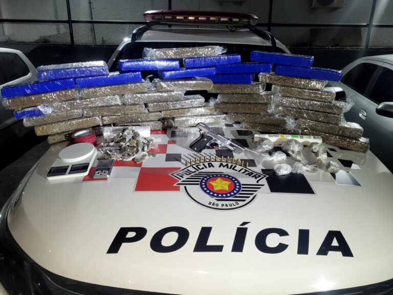 Polícia prende dupla e apreende adolescente com mais de 35 kg de drogas em São José