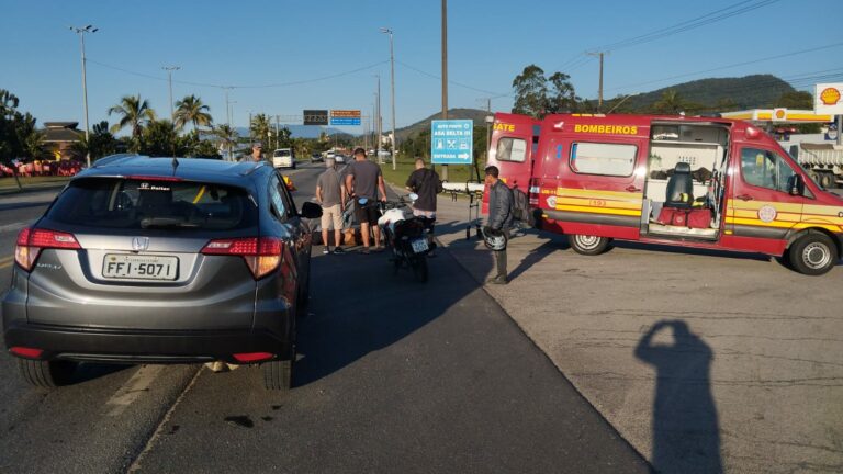 Jovem fica ferida após acidente envolvendo carro e moto na Rio-Santos, em Caraguatatuba