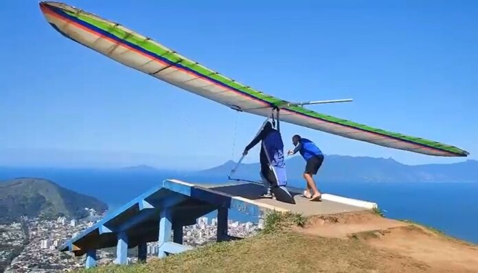 VÍDEO mostra momento em que piloto que caiu e morreu após pular de asa-delta salta do Morro Santo Antônio, em Caraguatatuba