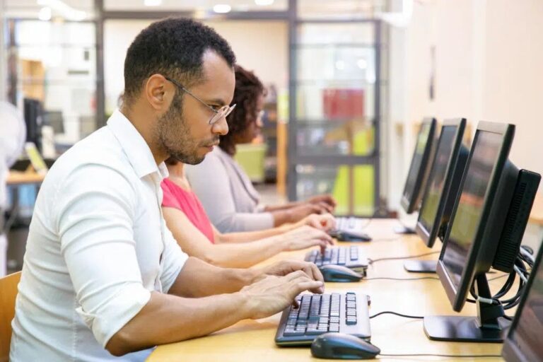 Com mais de 2 mil vagas, estão abertas as inscrições para cursos de tecnologia remotos e gratuitos