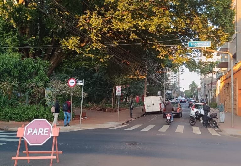 Caminhão arrasta fiação baixa e seis semáforos ficam apagados no Centro
