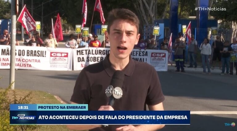Metalúrgicos protestam contra tarifaço de Trump em frente à Embraer, em São José