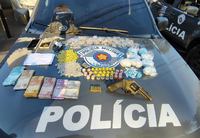 Homem é preso com drogas, arma e dinheiro durante operação no Banhado, em São José