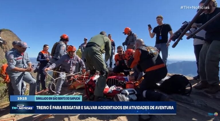 Em simulado inédito, equipes realizam resgate de vítima em área de difícil acesso na Pedra do Baú, em São Bento do Sapucaí