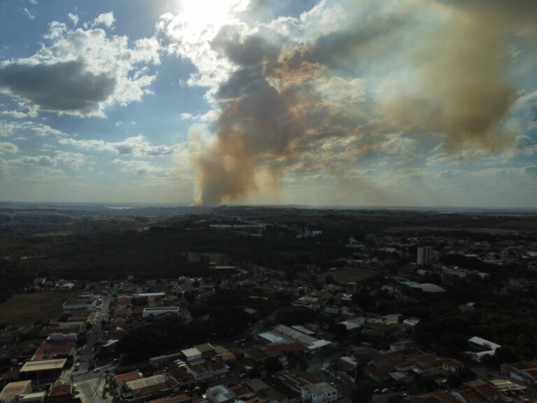 Incêndio atinge área de mata em Americana e chama a atenção de moradores