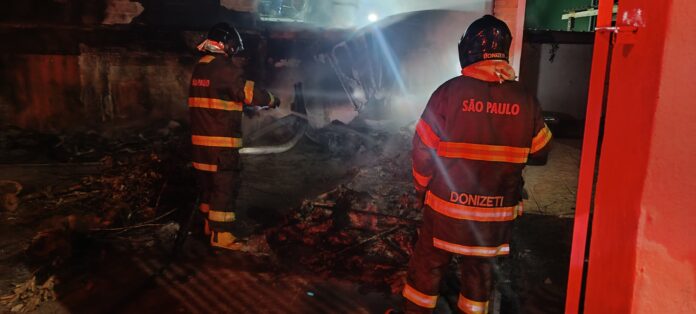 Incêndio atinge quintal de residência em Caraguatatuba e destrói piscinas de fibra Incêndio atinge quintal de residência em Caraguatatuba e destrói piscinas de fibra