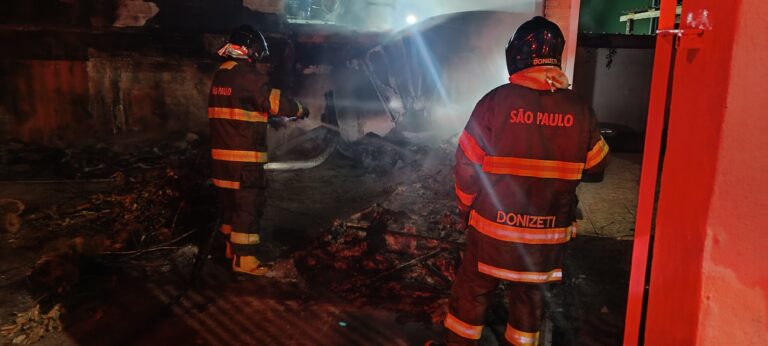 Incêndio atinge quintal de residência em Caraguatatuba e destrói piscinas de fibra