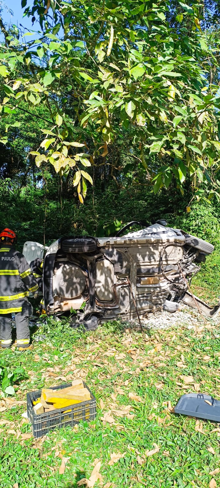 Motorista morre após acidente entre carro e caminhão na rodovia Rio-Santos, em Caraguatatuba