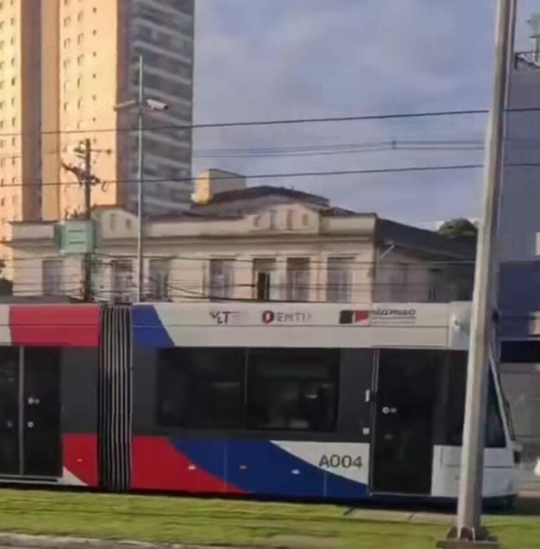 Passageiro sofre mal súbito e operação do VLT é paralisada em Santos