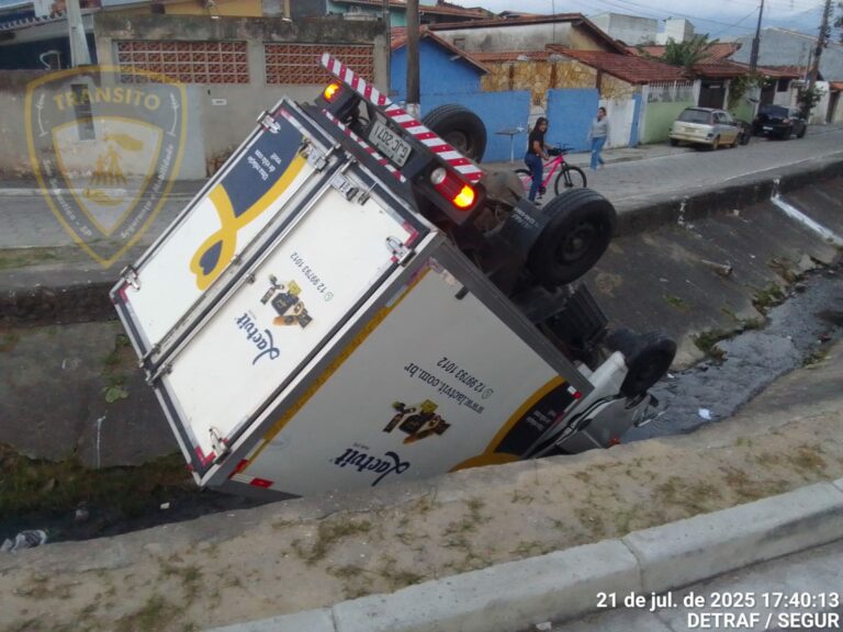 Caminhão desgovernado cai em córrego no bairro Topolândia, em São Sebastião