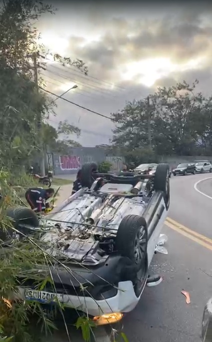 Caminhão causa interdição na Rio-Santos em São Sebastião