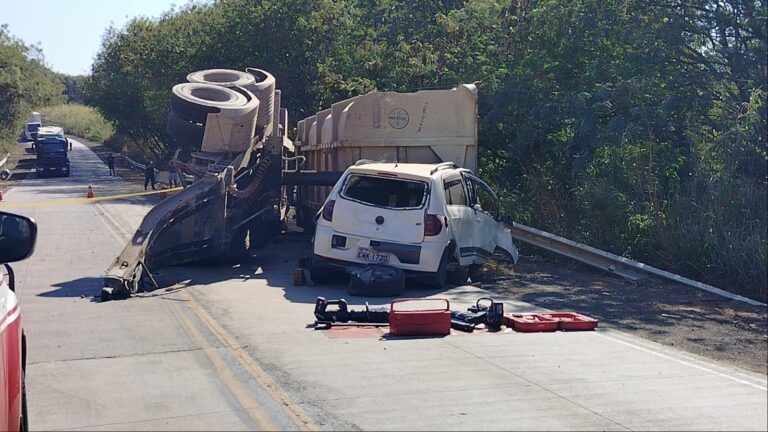 Caminhão tomba e atinge carro em Piracicaba; motorista morre prensada