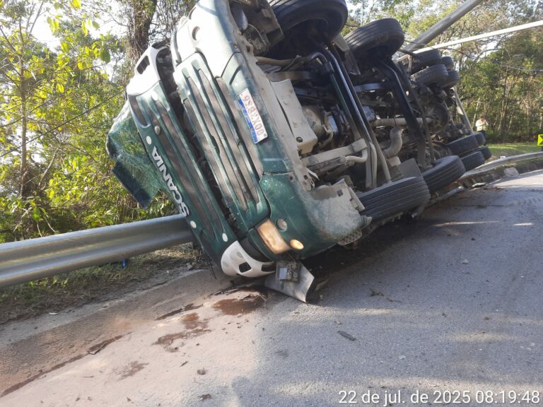 Carreta carregada de cimento tomba na serra antiga da Rodovia dos Tamoios