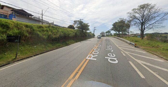 Motorista morre após caminhão tombar e atingir muro em São José