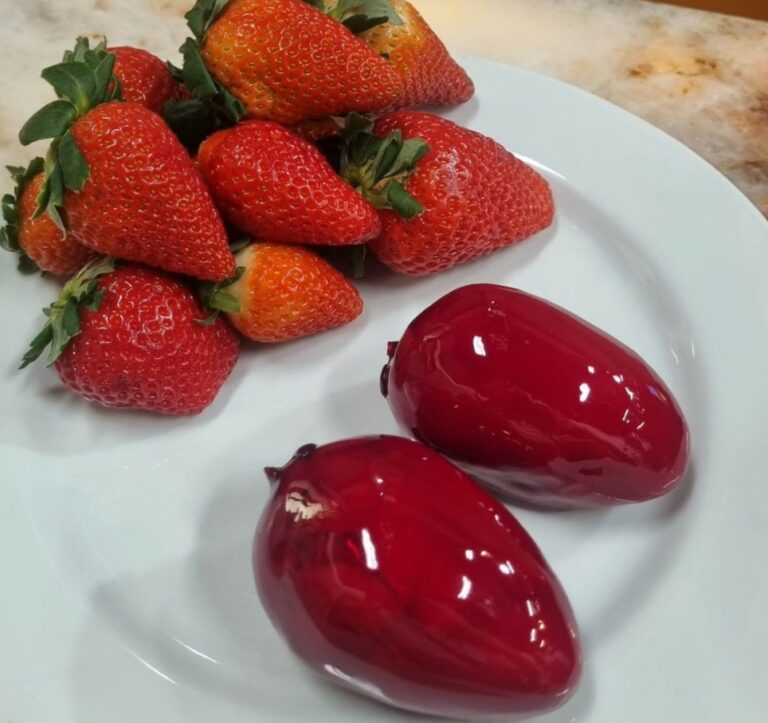Morango com caramelo crocante: receita fácil e deliciosa para surpreender