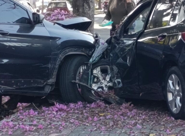 Acidente entre dois carros deixa duas jovens feridas em São José