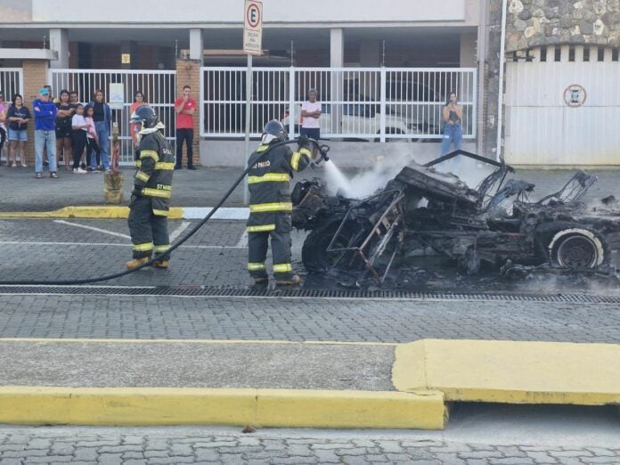 Veículo pega fogo no centro de Ubatuba