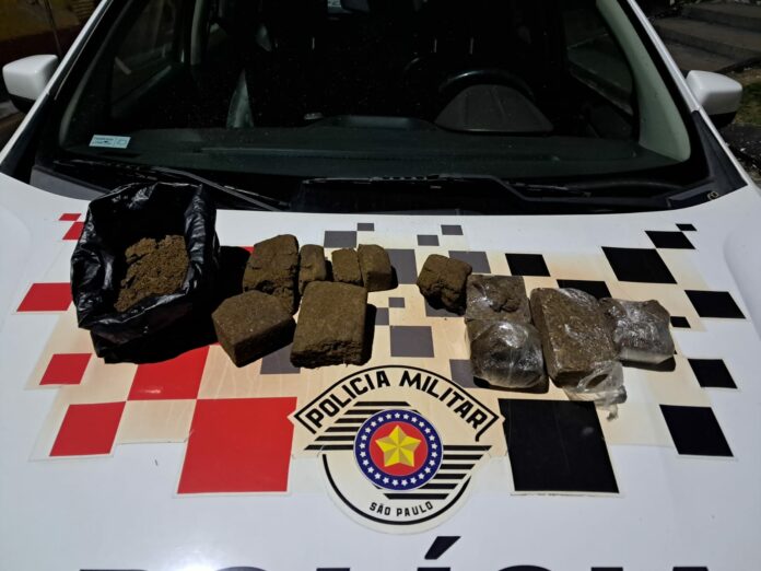 Homem chama a polícia por violência doméstica e acaba preso por tráfico de drogas em Caçapava