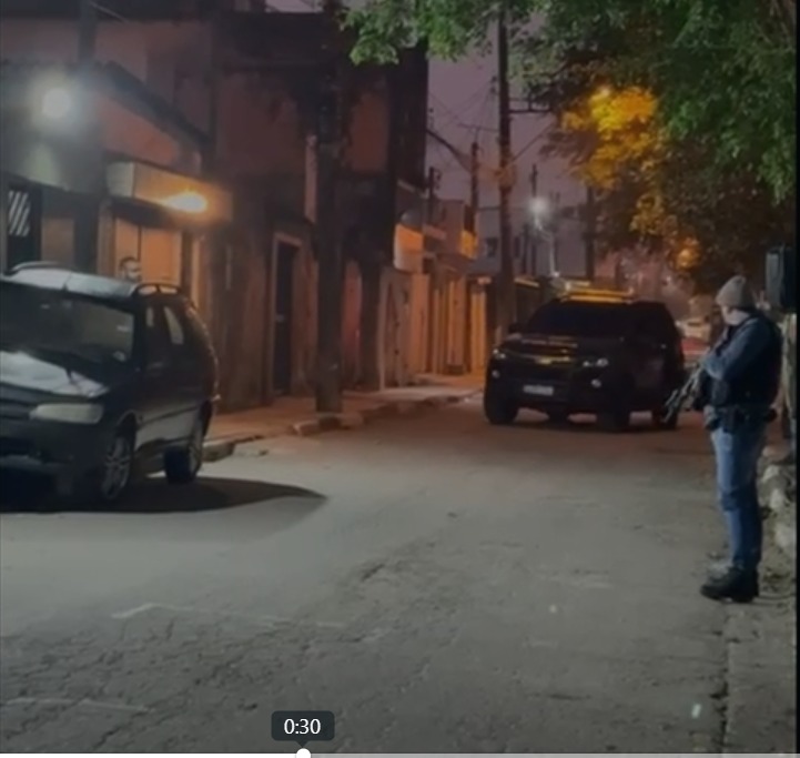 Ação conjunta da Polícia Civil de MG e SP cumpre mandado em São Vicente e apreende celular