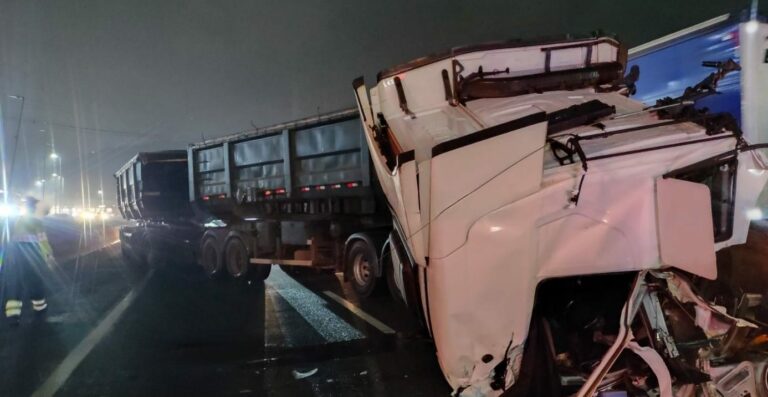 Caminhoneiro causa colisão após se assustar com suspeita de tentativa de assalto em Cubatão