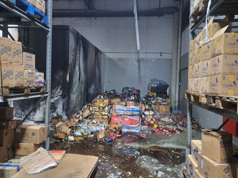 Incêndio atinge setor de estoque de supermercado em Caraguatatuba