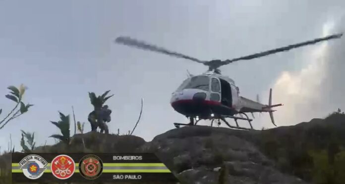 VÍDEO: Adolescente é resgatada após torcer o tornozelo no topo do Pico dos Marins, em Piquete