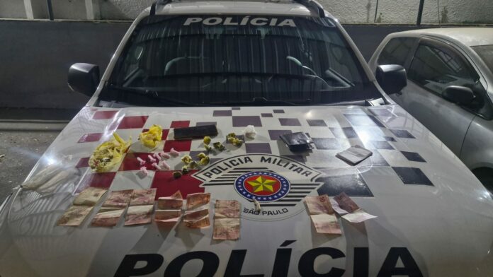 Homem é preso por tráfico após tentar fugir da PM em São José