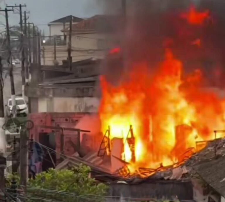 Incêndio atinge material reciclável em casa de madeira localizada em São Vicente