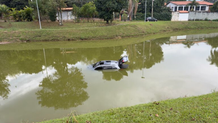 Carro fica submerso após motorista perder o controle e cair na lagoa em Indaiatuba