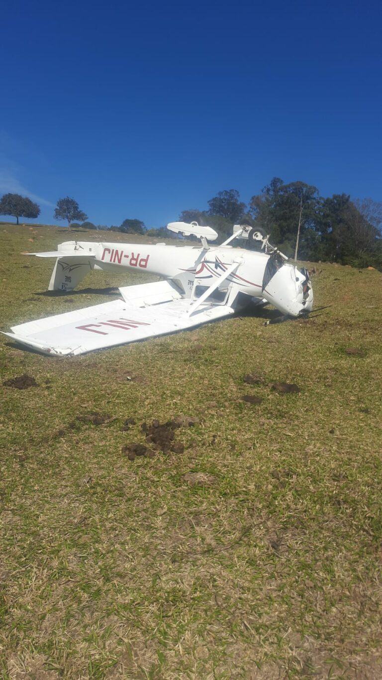 Avião fica de ‘barriga’ para cima em pouso de emergência, em Jundiaí
