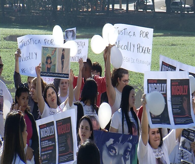 Pais de Nicolly participam de passeata e pedem justiça pela filha assassinada aos 15 anos
